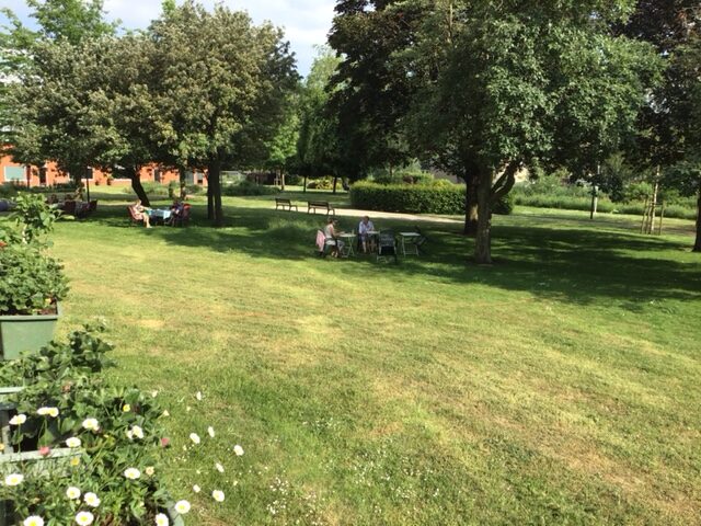 In de zomer en tot diep in de herfst komen tafels en stoelen tevoorschijn en wordt er vaak samen gegeten onder bomen.